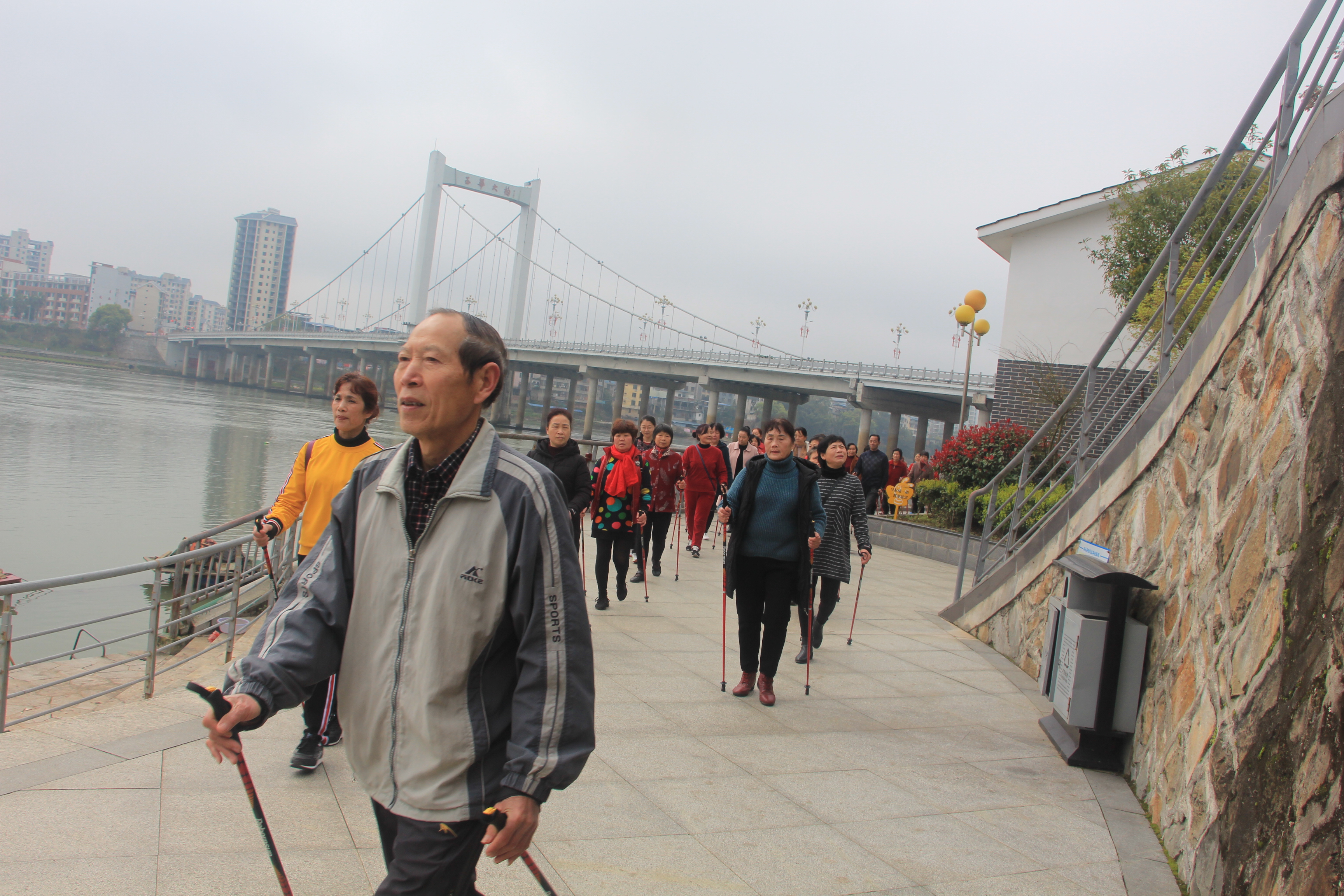 县老体协主席陈宗善,辅导站站长黄玉英到现场,陈宗善主席给大家讲解"
